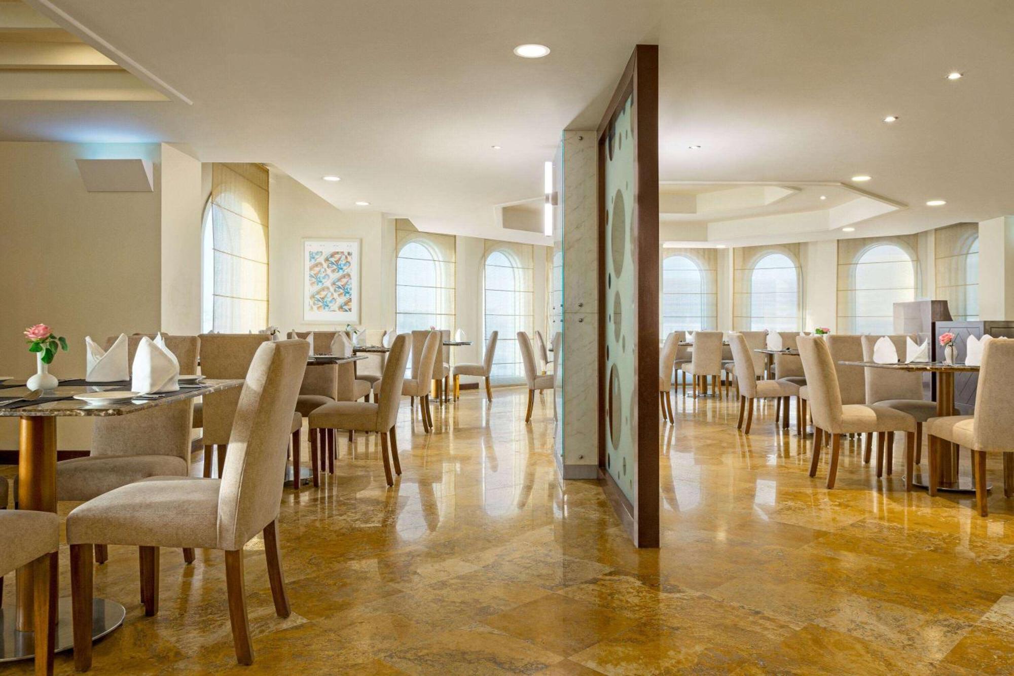 Grand Regency Doha, Trademark Collection By Wyndham Екстериор снимка The restaurant