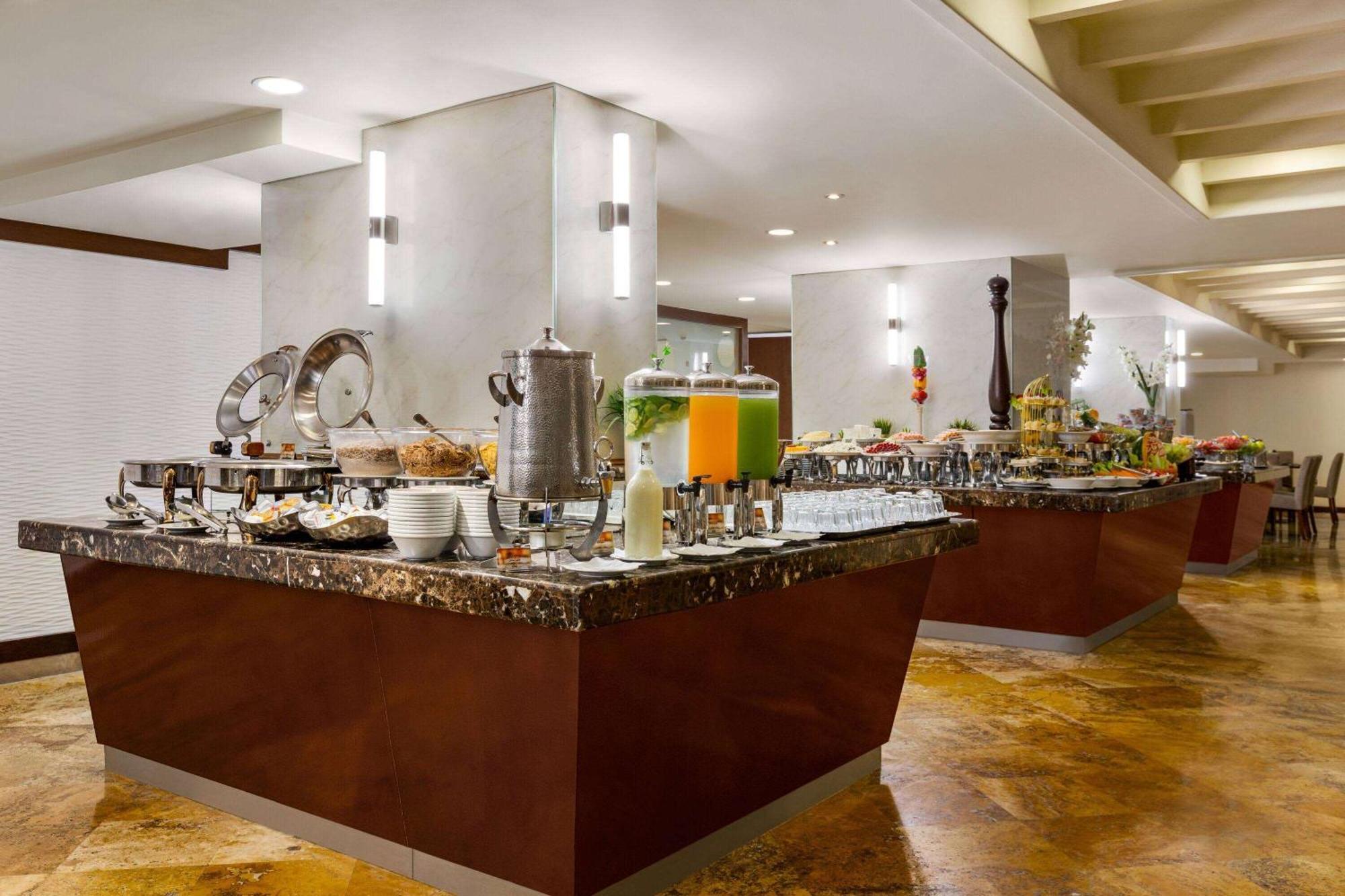 Grand Regency Doha, Trademark Collection By Wyndham Екстериор снимка The buffet at the hotel