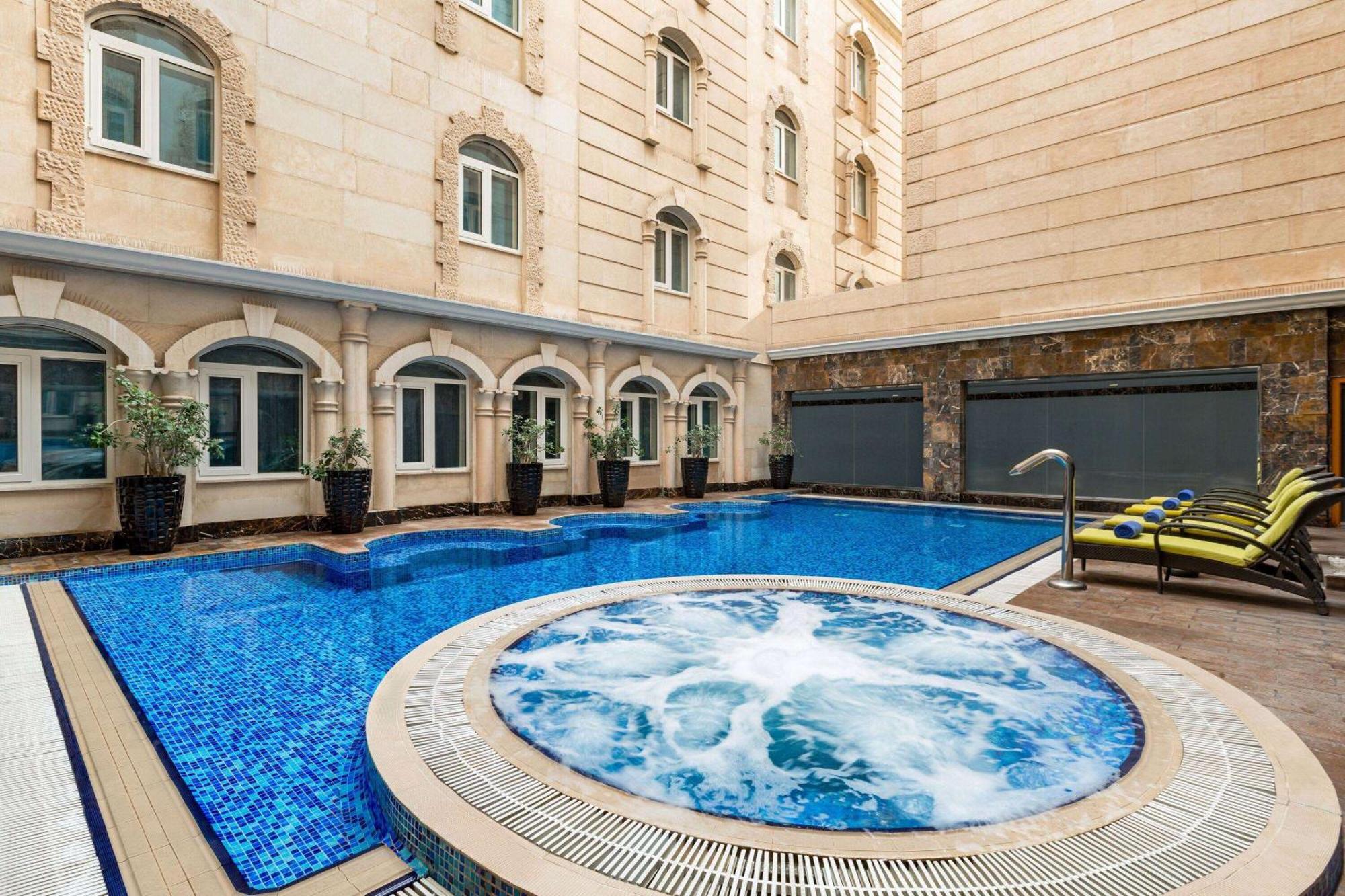 Grand Regency Doha, Trademark Collection By Wyndham Екстериор снимка The swimming pool at the hotel
