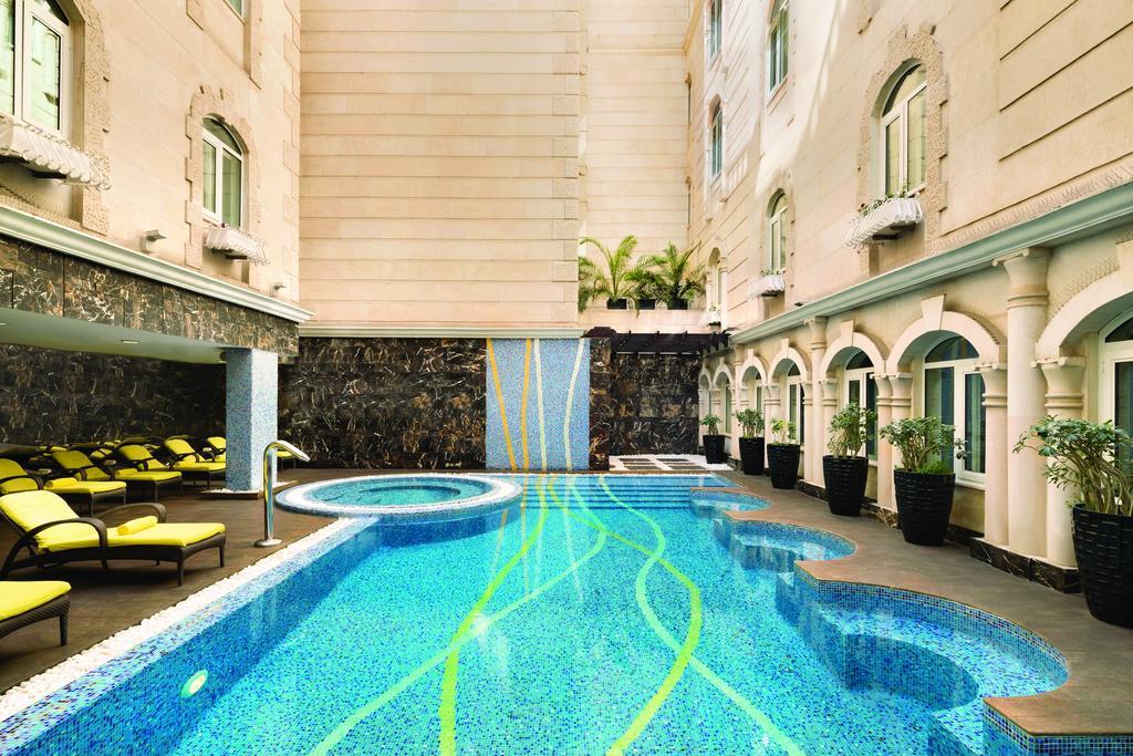 Grand Regency Doha, Trademark Collection By Wyndham Екстериор снимка The swimming pool at the hotel