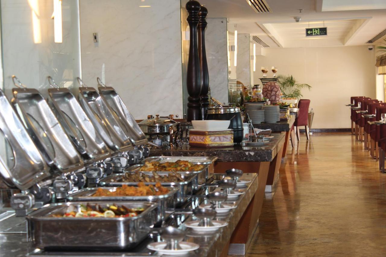 Grand Regency Doha, Trademark Collection By Wyndham Екстериор снимка A buffet at a hotel